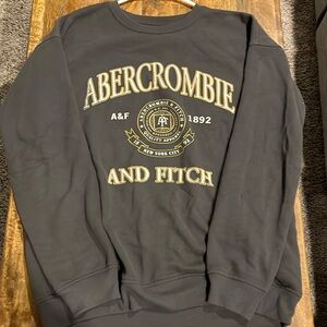 Kids size 15/16 crew neck. Fit adult women size small.